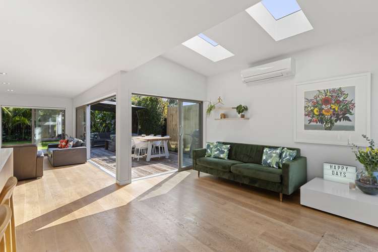 216 Riverside Avenue Point England_9