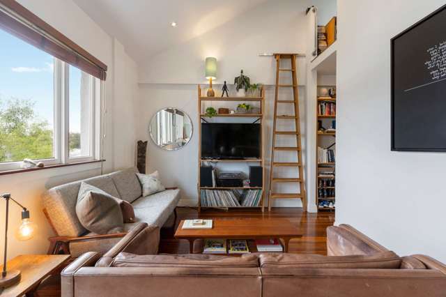 10/73C Carlton Gore Newmarket_3