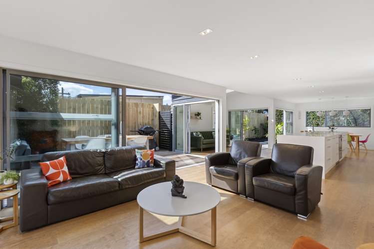 216 Riverside Avenue Point England_5