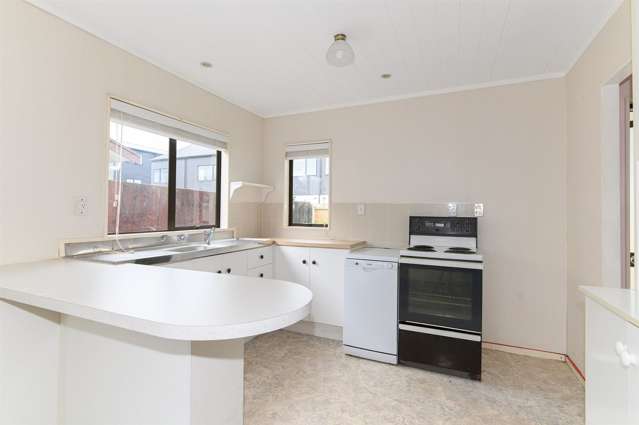 2/121 Bruce Mclaren Road Henderson_4