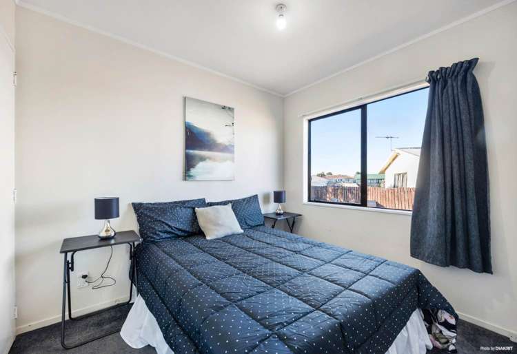 2/5 Volta Place Clendon Park_5