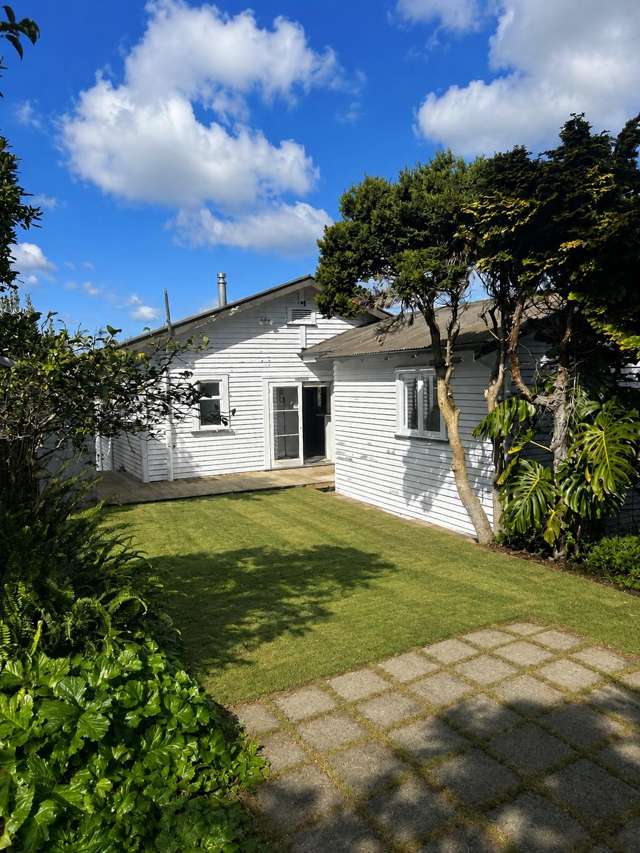 Three Bedroom Family Home with Large Garden – Lawns Included