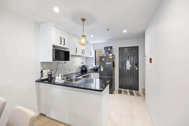 16/18 Hewlett Road Massey_9