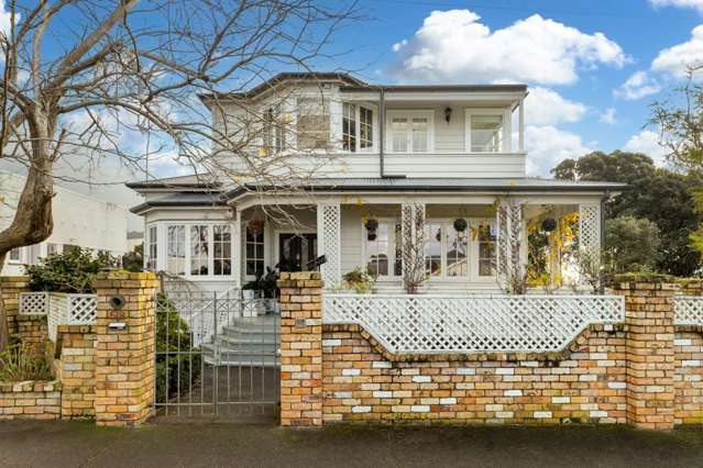 Couple strike it lucky buying into Pt Chev