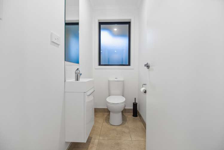 2/12 Onukutara Place Huntington_13