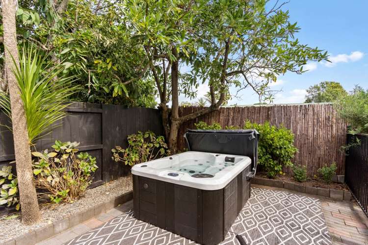 1/10 Clinton Avenue Te Atatu Peninsula_1