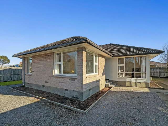 STUDENT ACCOMMODATION AVAILABLE NOW - UPPER RICCARTON - FIVE BEDROOMS (TWO SLEEPOUTS) PLUS PLENTY OF OFF STREET PARKING