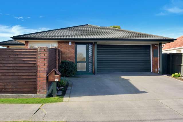 Sunny, Spacious & Stylish in Sought-After Hoon Hay