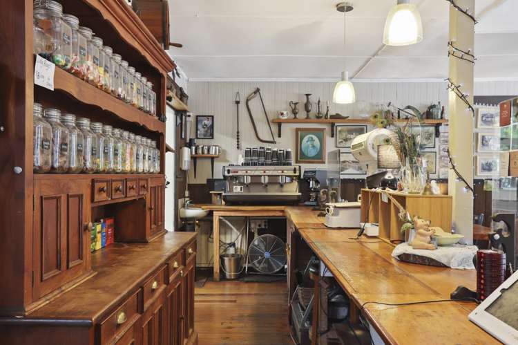 1194 Huia Road Huia_10