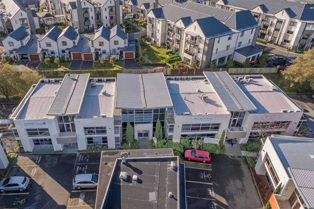 First-Floor Office – Airport Proximity