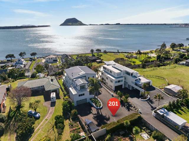 Single Level With Amazing Harbour Views
