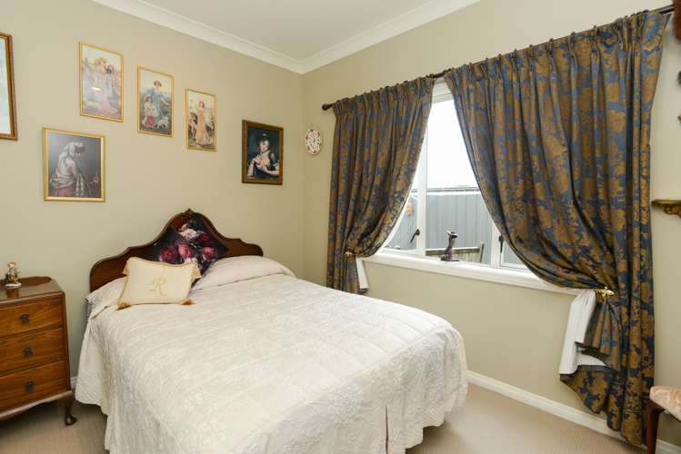 16 Heynes Place Clive_20