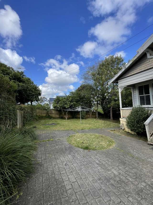 2 BEDROOMS - NEW BATHROOM - FULL SECTION