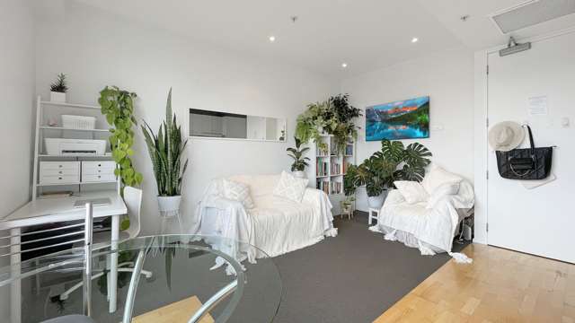 608/86 The Strand 1761_2