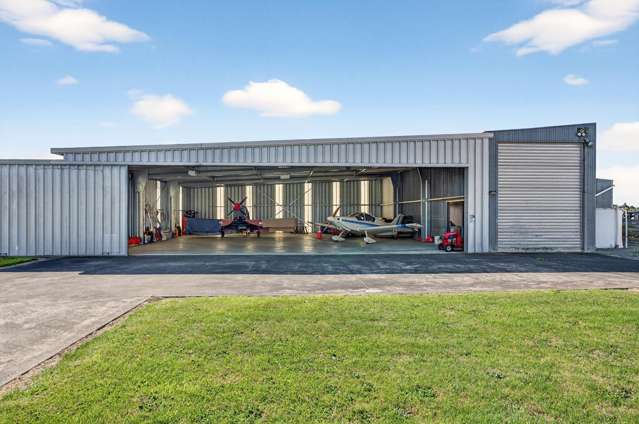 An Aviation Rarity - Hangar & Accommodation