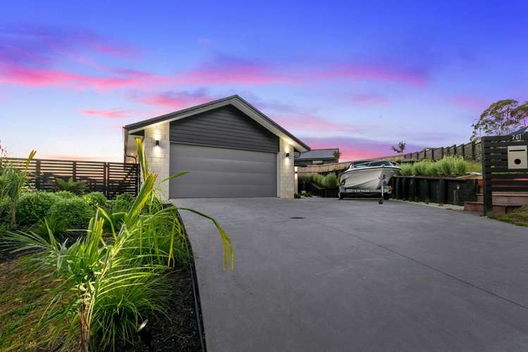 201 Ballintoy Park Drive Welcome Bay_11