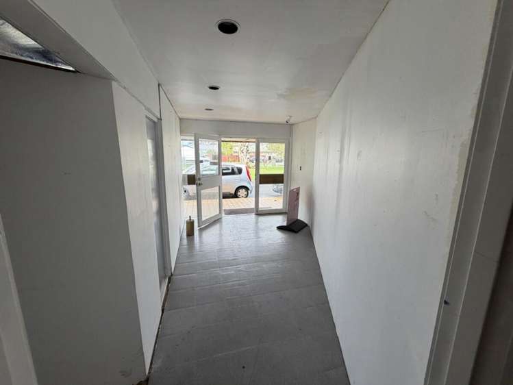 Front Tenancy, 46 Wharf Road Te Atatu Peninsula_9