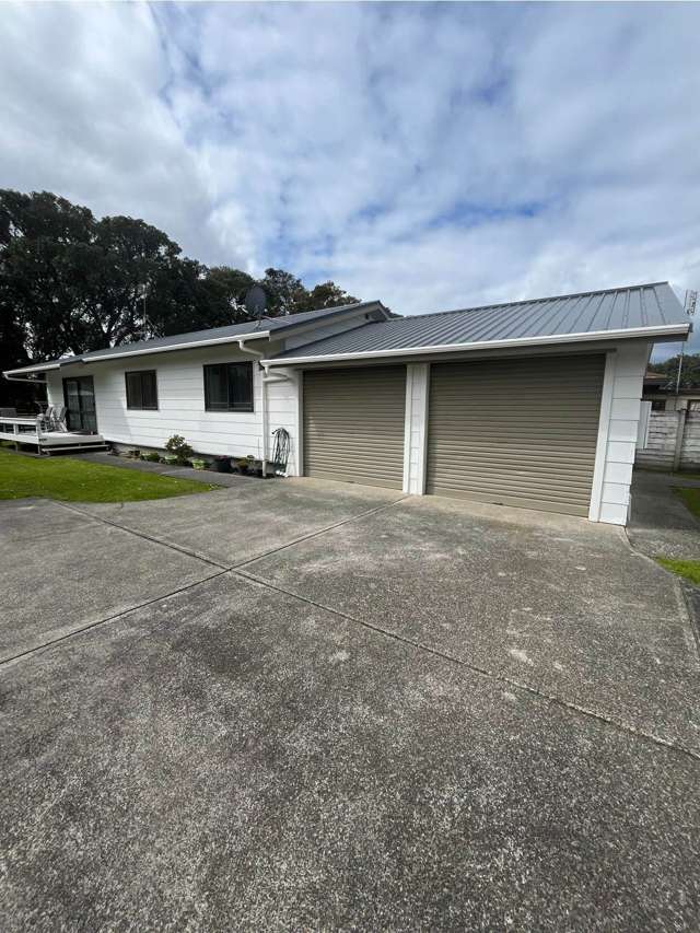 Tidy Lockwood Home – Walk to Orewa Beach & Shops!