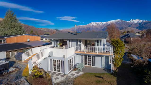 Strike Arrowtown gold with this dual income stunner