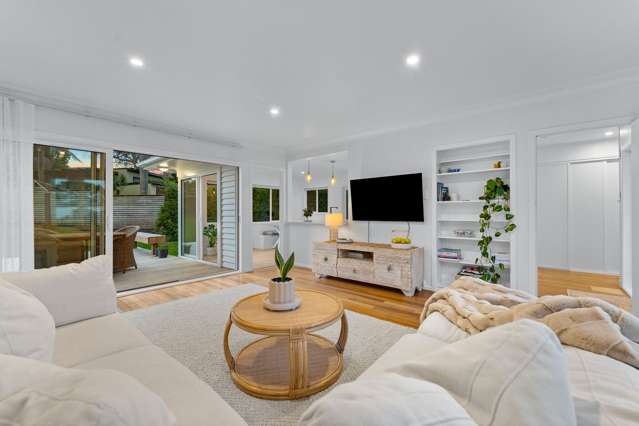 Stylish 1950s Kiwi Classic By the Sea!