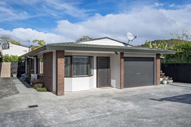 Effortless Living Close to Town