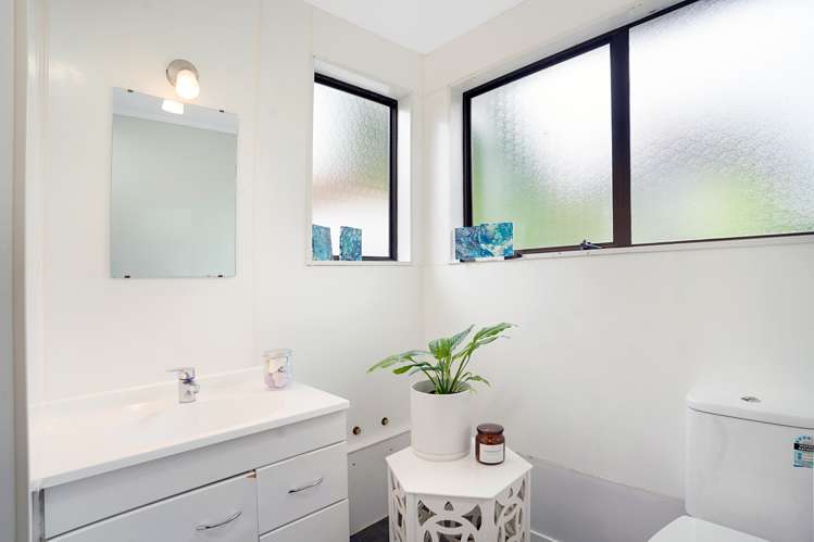 2/219 Glenfield Road Hillcrest_16