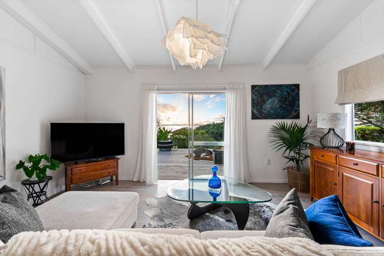 14 Domain Crescent Muriwai_9