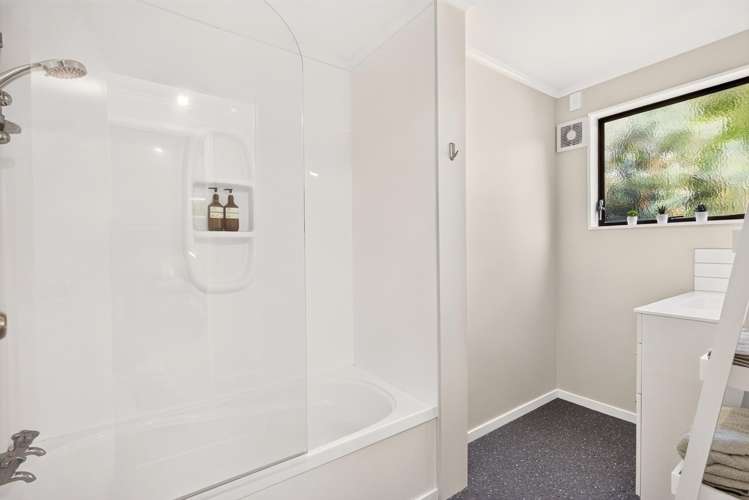 77A Vodanovich Road Te Atatu South_15
