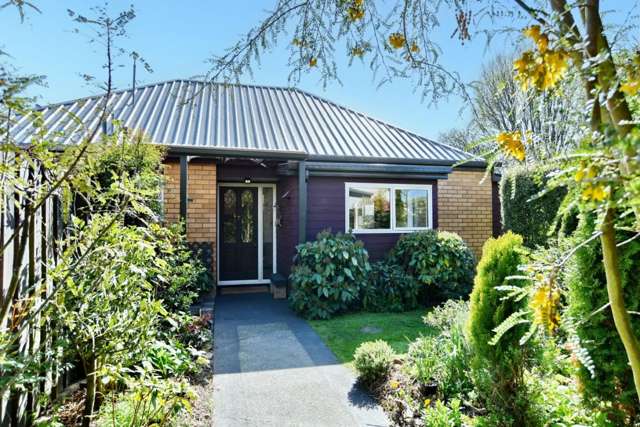 Peaceful, Private Living Close To The Port Hills