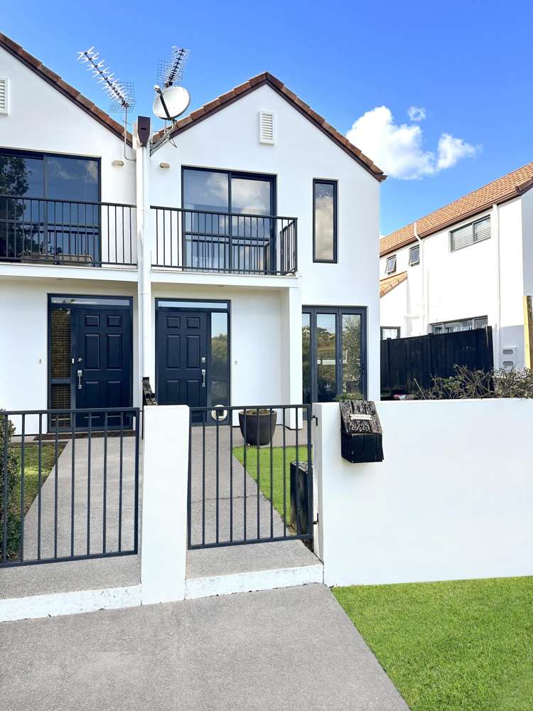 2/27 Kellaway Drive_0