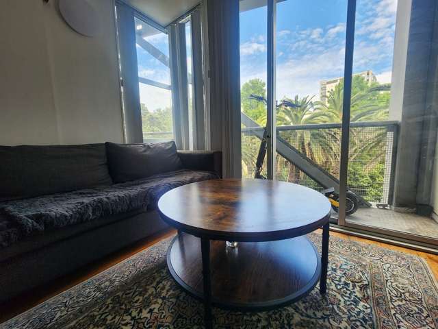 Central Auckland 1BR Gem with Balcony