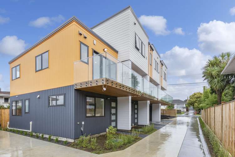 2,4/30 Woodford Avenue_0