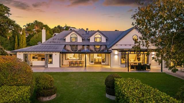 Luxury - Located 10 minutes to Kristin - Look now!