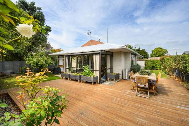 Central Townhouse - Hidden Treasure!