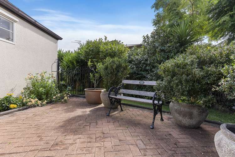 2/15 Bradbury Road Botany Downs_24