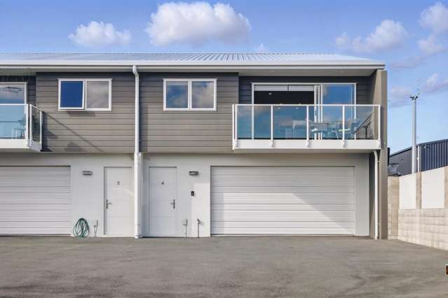 Live, work, play – 6 car garaging