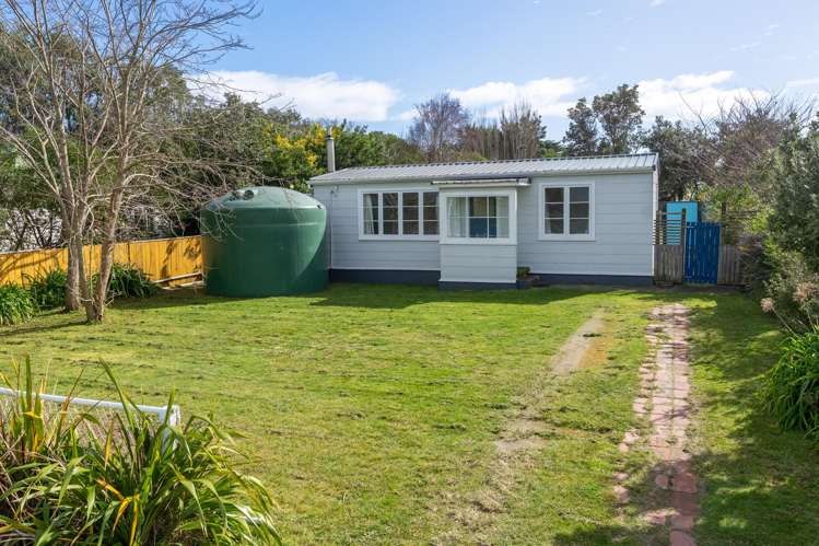 674 Waikawa Beach Road_0