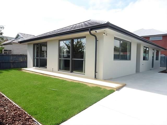 Sunny 3-Bedroom Haven with Top Schools and City Convenience