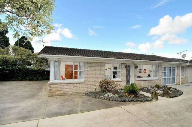 Spacious 3-Bedroom Brick & Tile Unit in Prime Pakuranga Location – Available Now!