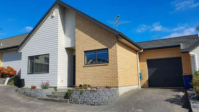Tidy Two Bedroom Townhouse in Te Atatu