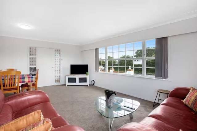 Charming 4BR Retreat In Remuera Near to Amenities