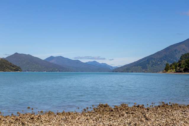 Waterfront paradise in the Mahau Sound