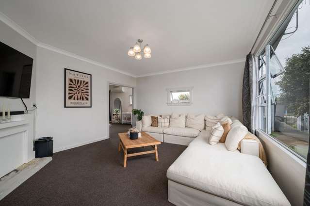 Modern, Light-Filled Family Living in Mahora