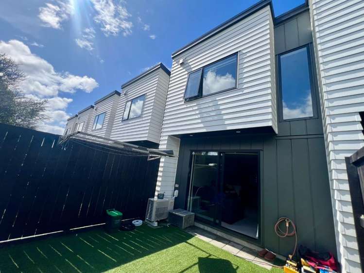 4/8 Valron Rd Te Atatu South_2