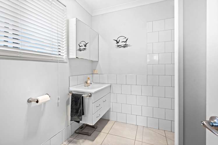 21 Pyle Road East One Tree Point_13