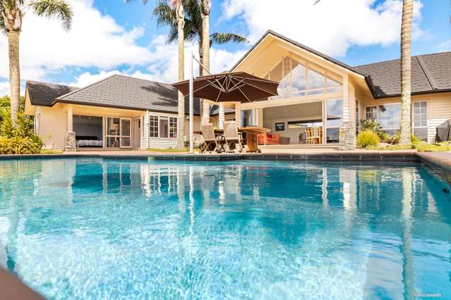 Large & Luxurious Family Living in Karaka!