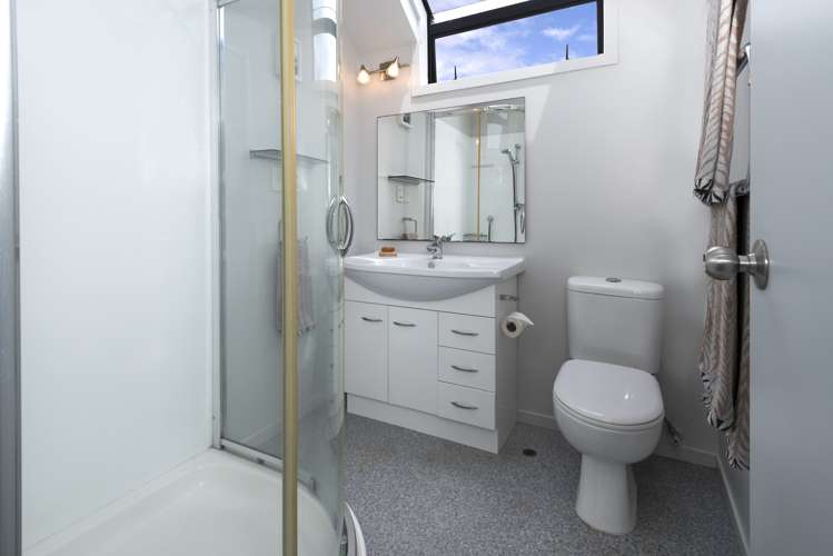 2/7 Hostel Access Road Eastern Beach_13