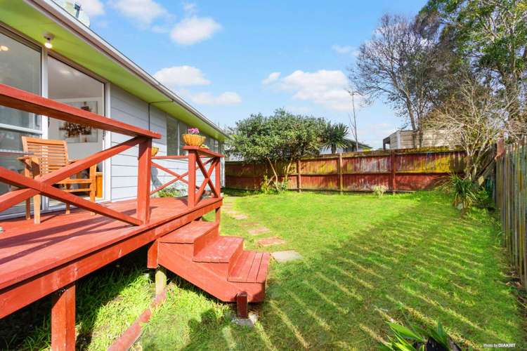 2/73a Flanshaw Road Te Atatu South_1