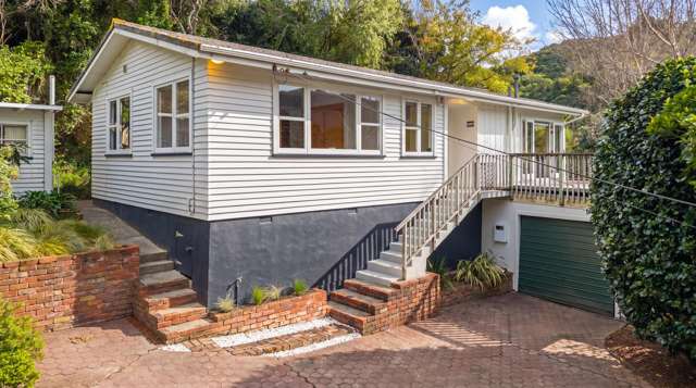 Mid Century Style. Sunny Ngaio Living