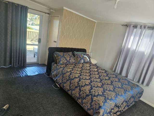 Stylish 2-Bedroom Flat with Courtyard